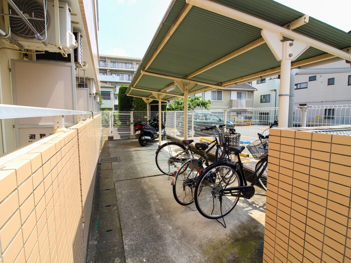 物件外観写真3　(駐輪場)
