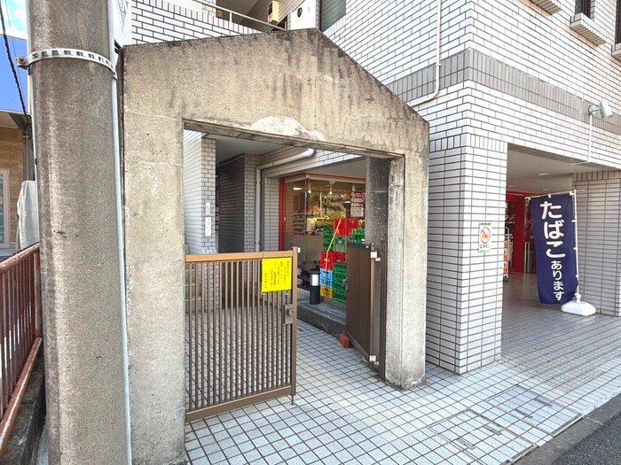 物件外観写真2　(エントランス部分)