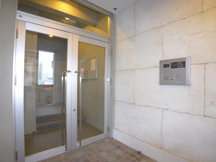 物件外観写真2　(エントランス部分)