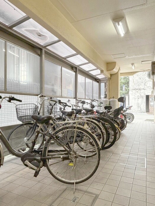 物件外観写真2　(駐輪場)