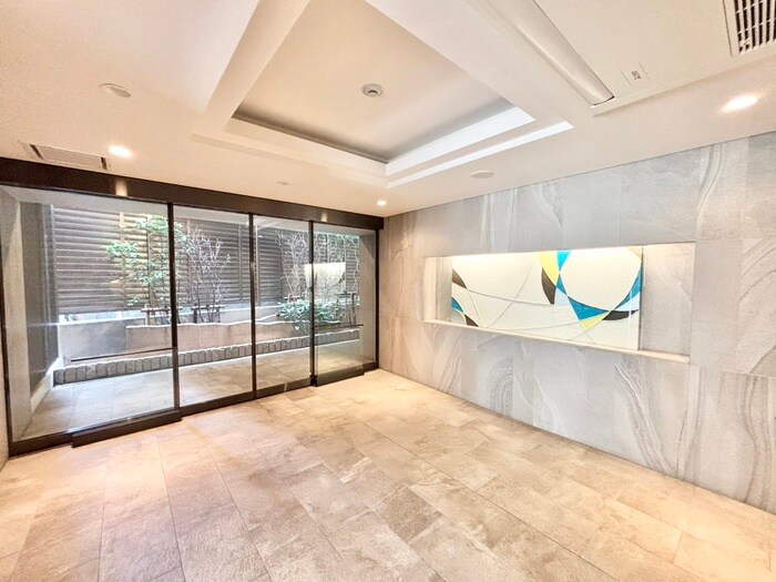 物件外観写真6　(エントランス部分)