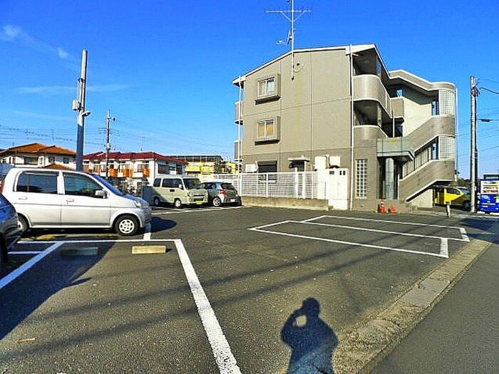 物件外観写真4　(駐車場)