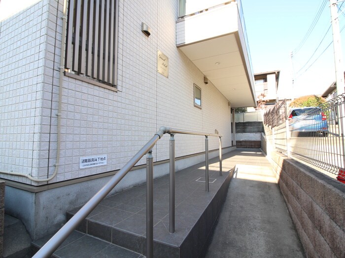 物件外観写真3　(エントランス部分)