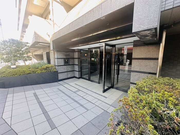 物件外観写真2　(エントランス部分)