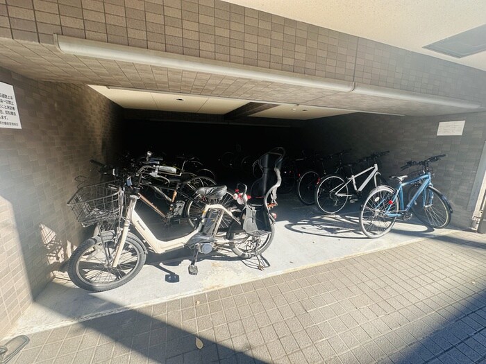 物件外観写真4　(駐輪場)