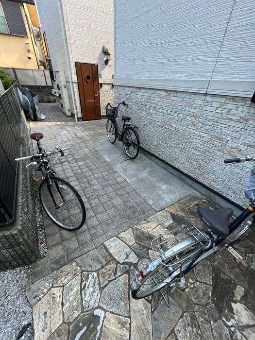 物件外観写真3　(駐輪場)