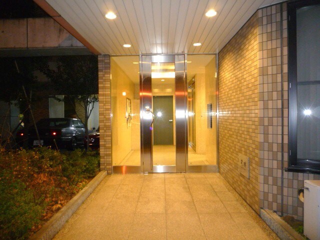 物件外観写真2　(エントランス部分)