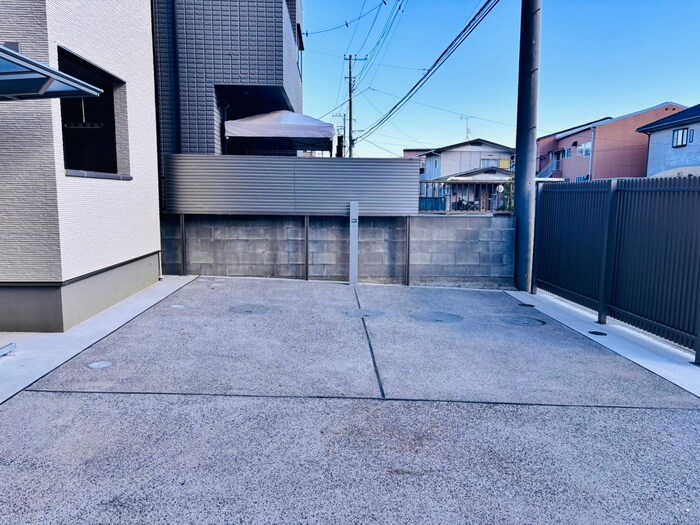 物件外観写真2　(駐車場)