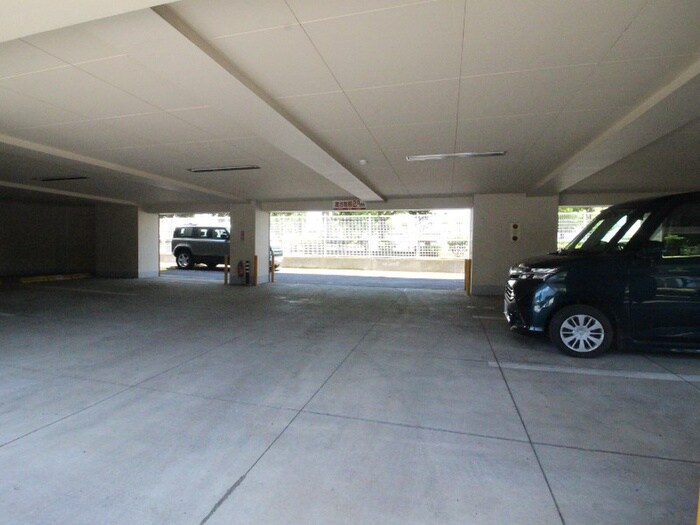 物件外観写真6　(駐車場)