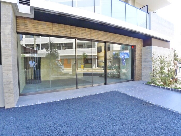 物件外観写真3　(エントランス部分)