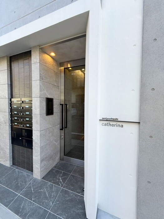 物件外観写真4　(エントランス部分)