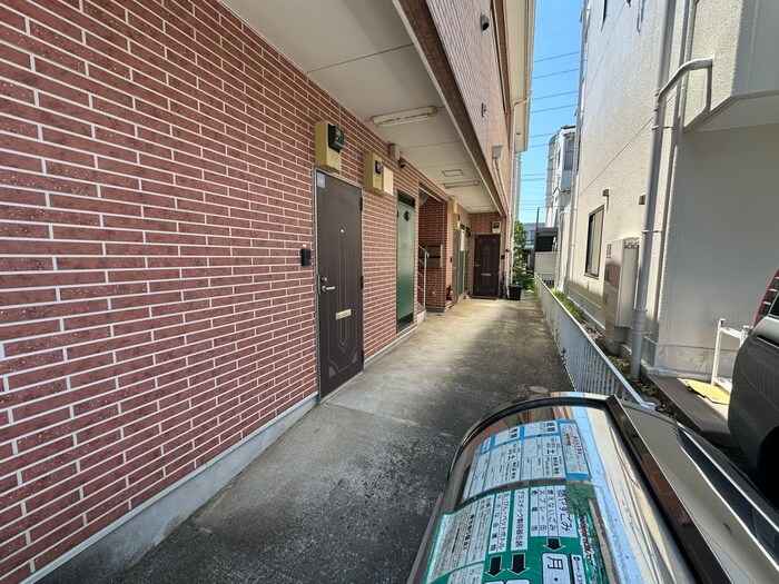 物件外観写真6　(エントランス部分)