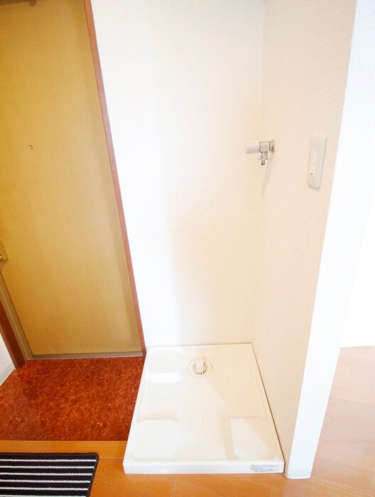 物件内観写真12　(洗濯機置場)