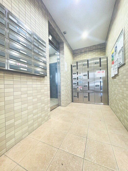 物件外観写真3　(エントランス部分)