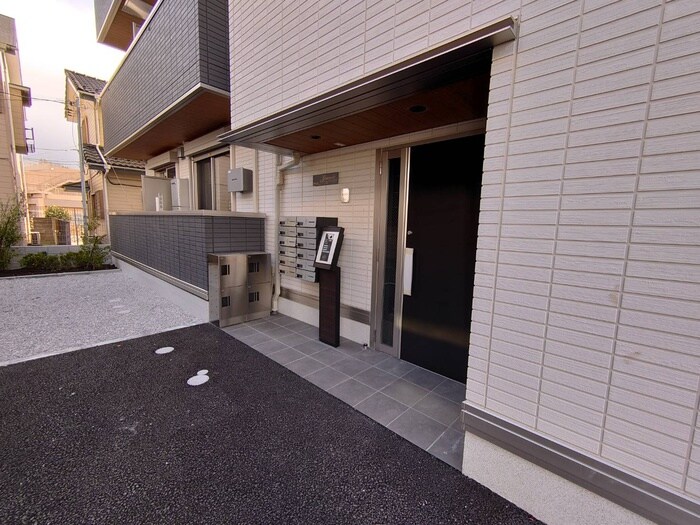 物件外観写真5　(エントランス部分)
