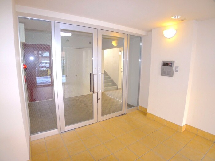 物件外観写真3　(エントランス部分)