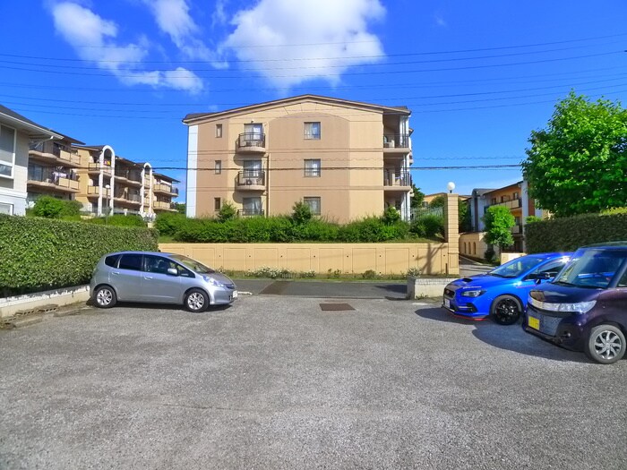 物件外観写真2　(駐車場)