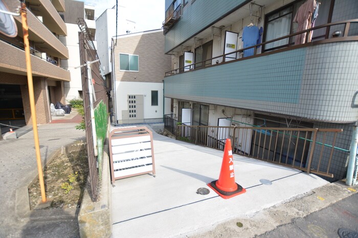 物件外観写真5　(エントランス部分)