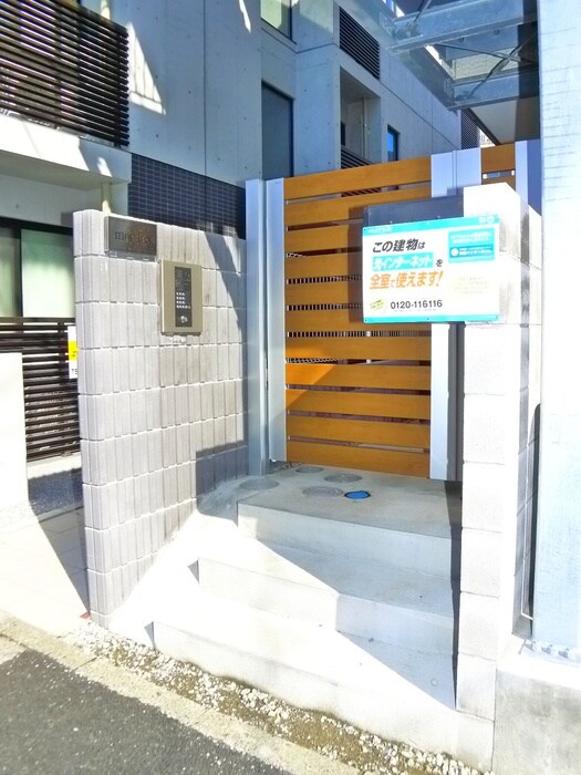 物件外観写真2　(エントランス部分)