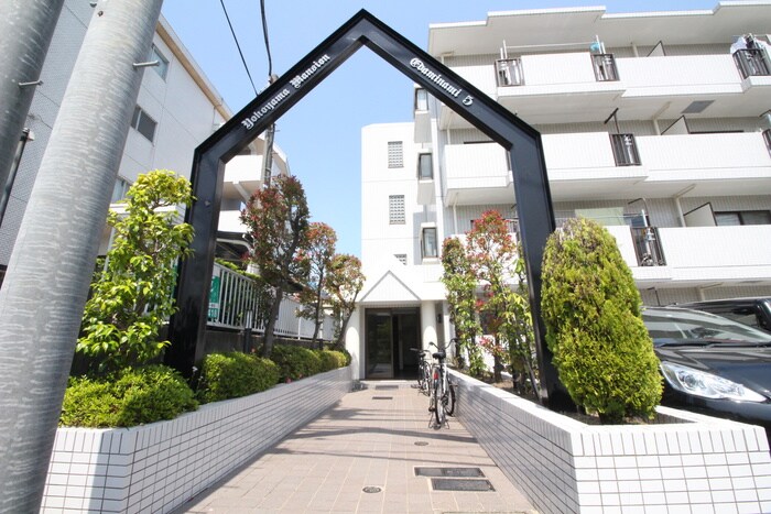 物件外観写真2　(エントランス部分)