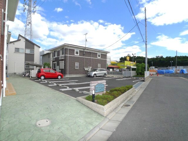 物件外観写真3　(駐車場)