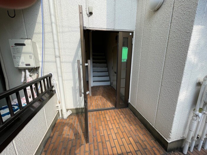 物件外観写真4　(エントランス部分)