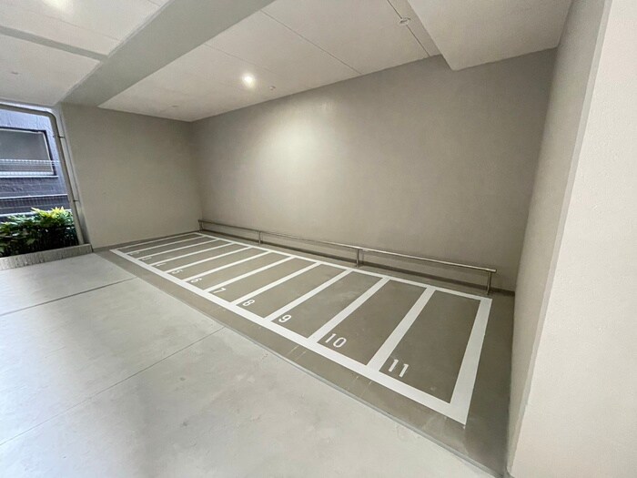 物件外観写真5　(バイク置き場)