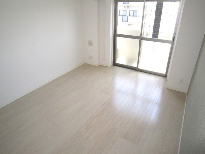 物件内観写真7　(室内からの展望)