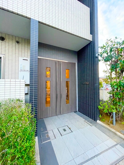 物件外観写真3　(エントランス部分)