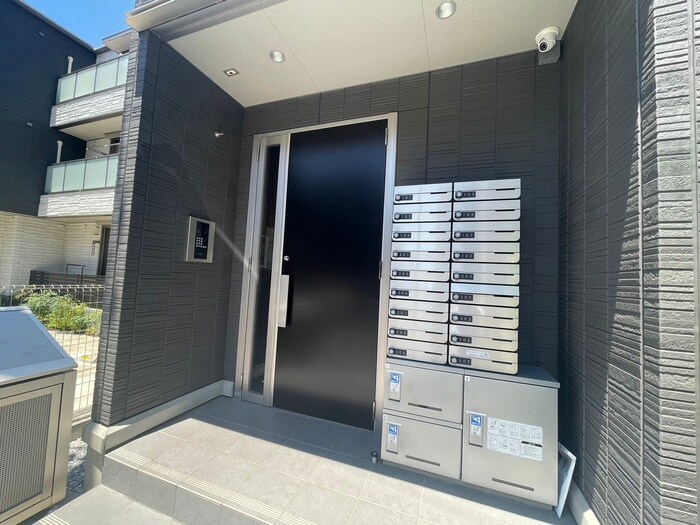 物件外観写真3　(エントランス部分)