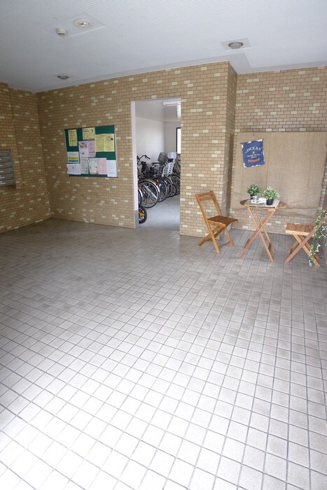 物件外観写真4　(エントランス部分)