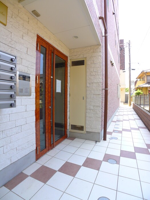 物件外観写真2　(エントランス部分)