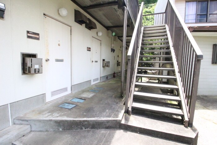 物件外観写真5　(エントランス部分)