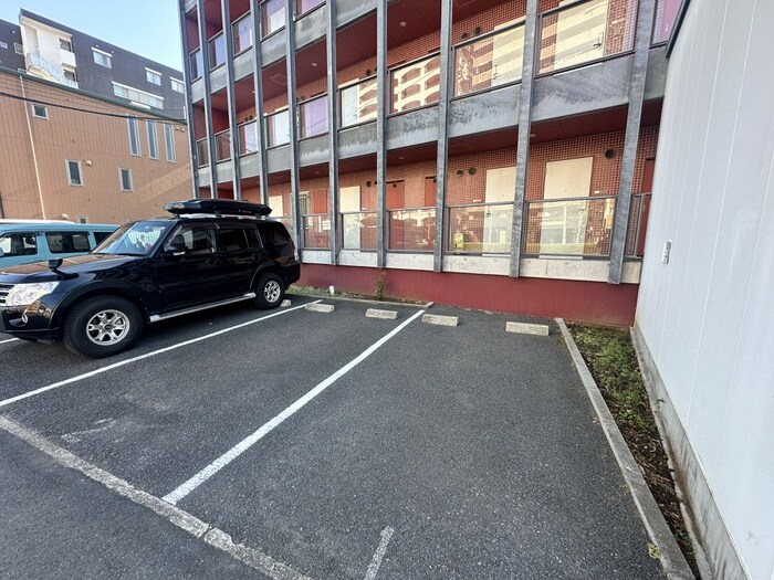 物件外観写真3　(駐車場)
