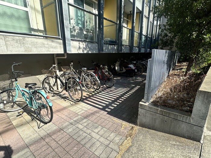 物件外観写真4　(駐輪場)
