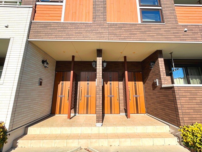 物件外観写真3　(エントランス部分)