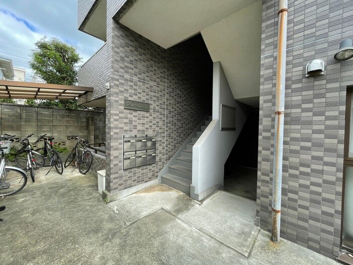 物件外観写真4　(エントランス部分)