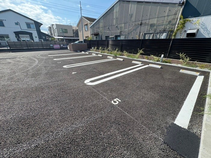 物件外観写真3　(駐車場)
