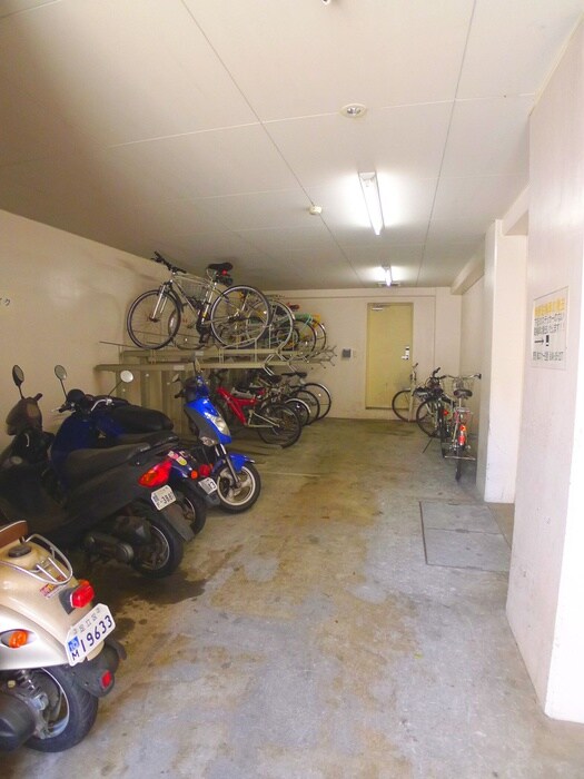 物件外観写真4　(駐輪場)