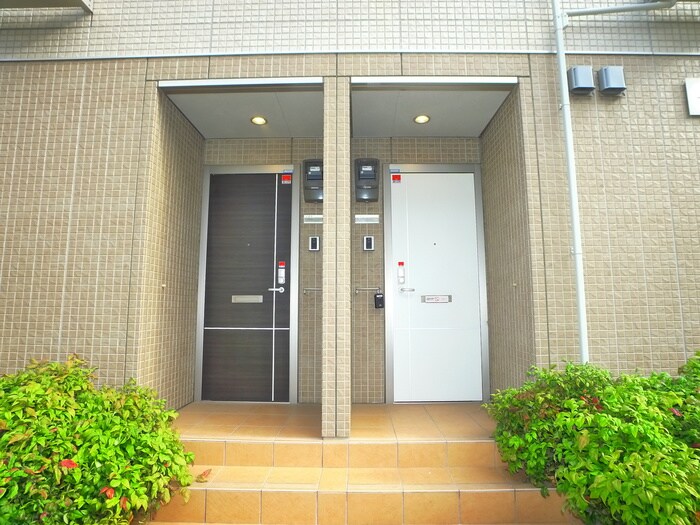 物件外観写真2　(エントランス部分)