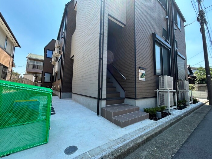 物件外観写真2　(エントランス部分)