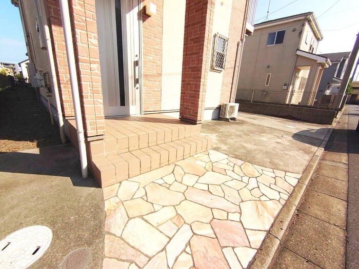 物件外観写真3　(エントランス部分)