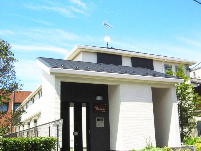 物件外観写真2　(エントランス部分)