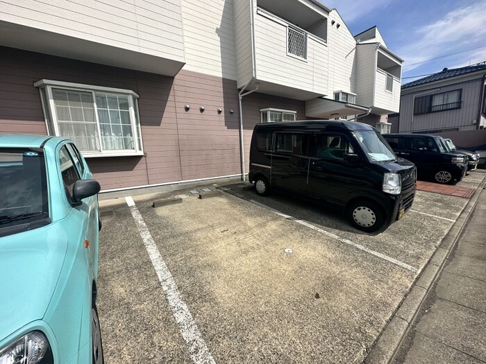 物件外観写真2　(駐車場)
