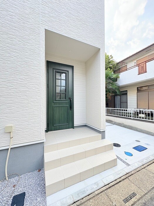 物件外観写真5　(エントランス部分)