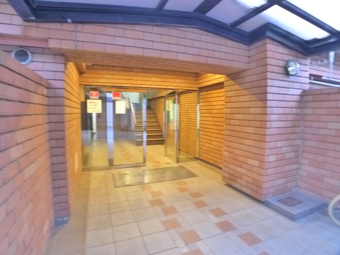 物件外観写真4　(エントランス部分)