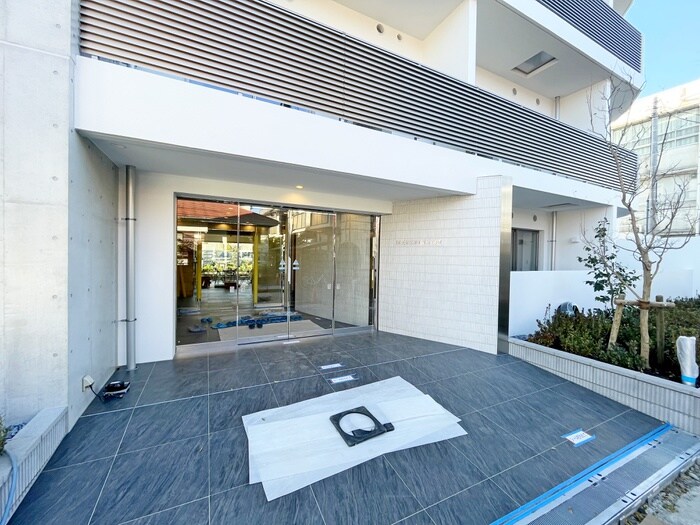 物件外観写真2　(エントランス部分)