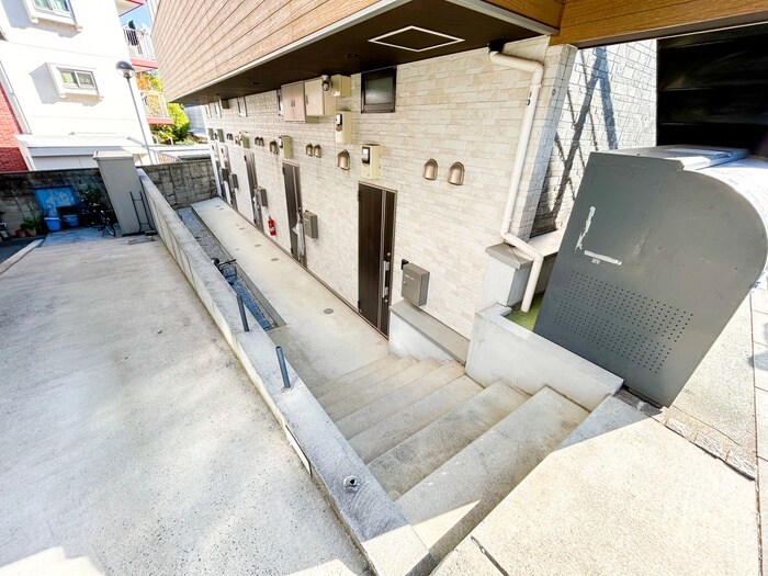 物件外観写真3　(エントランス部分)