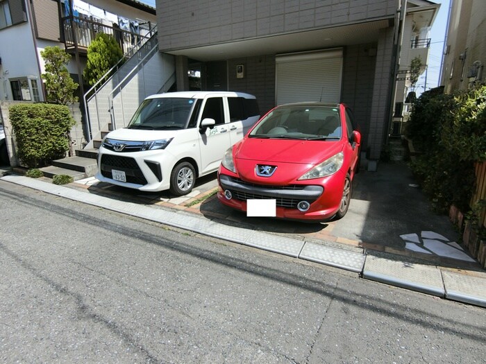 物件外観写真4　(駐車場)