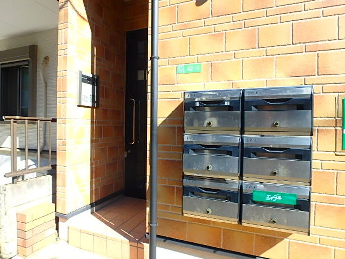 物件外観写真2　(エントランス部分)